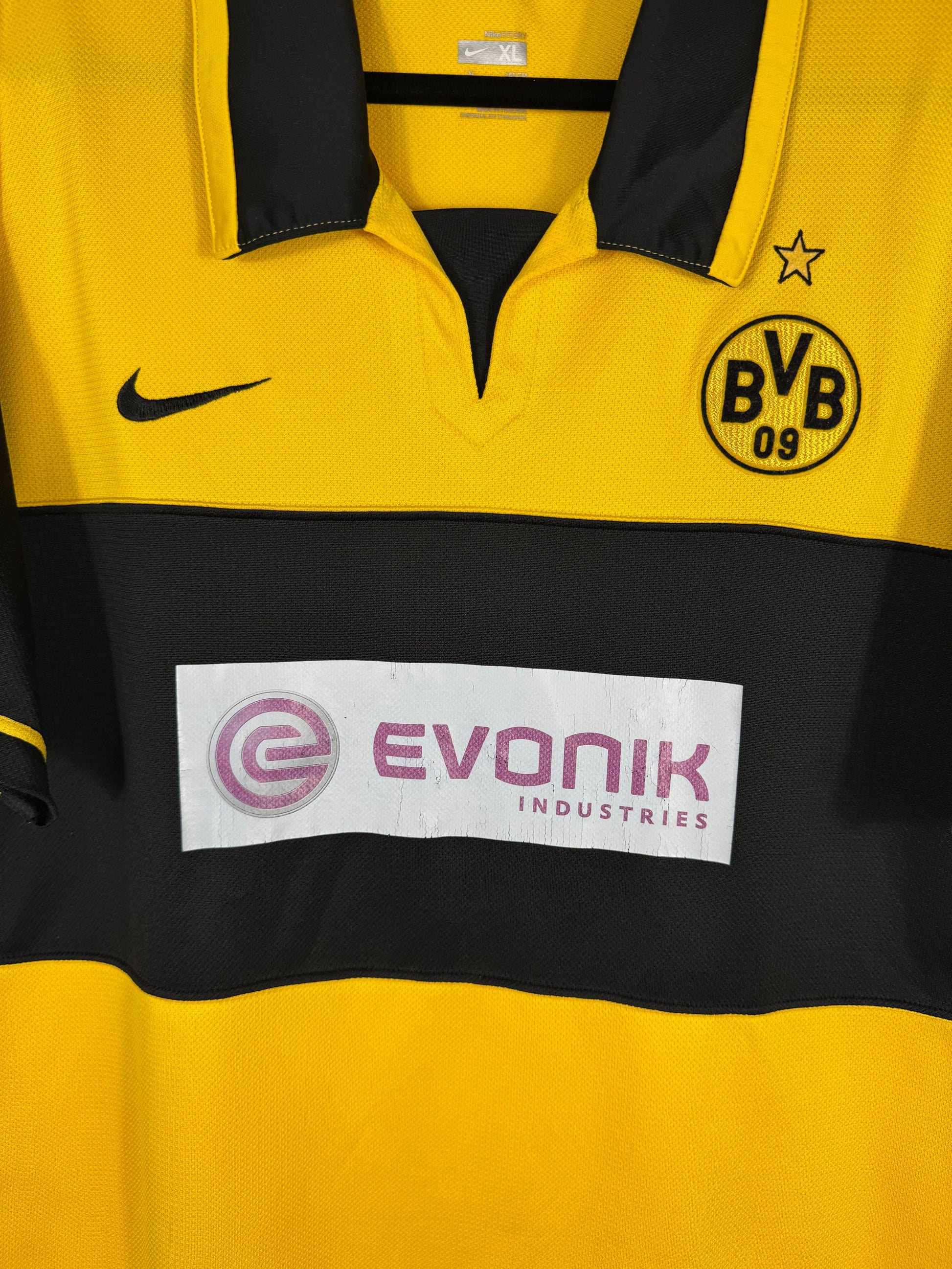 Détail sponsor Evonik et écusson Borussia Dortmund BVB sur maillot domicile Nike 2007-2008