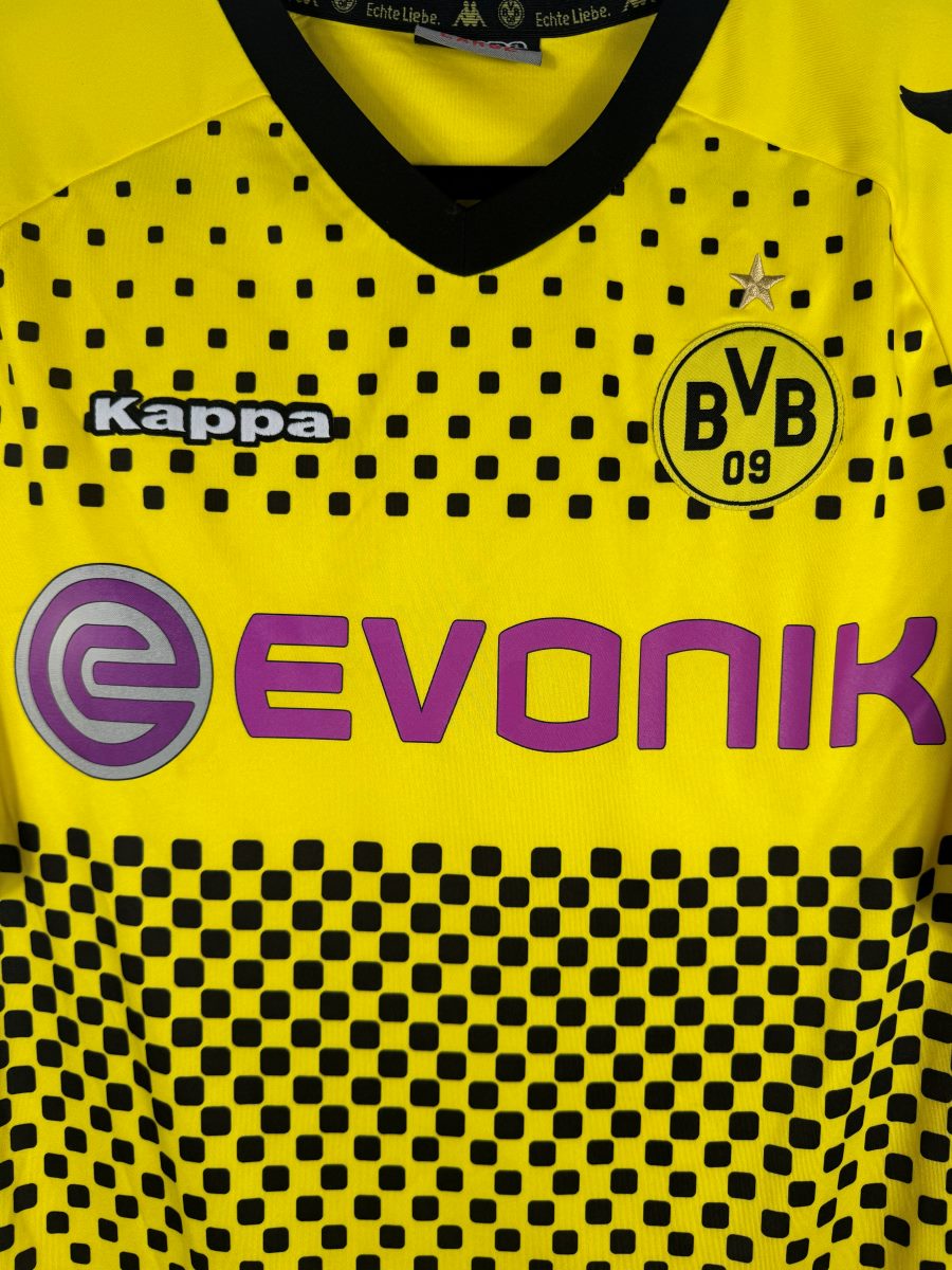 Détail de l'écusson brodé BVB 09 surmonté de son étoile dorée et du sponsor Evonik
