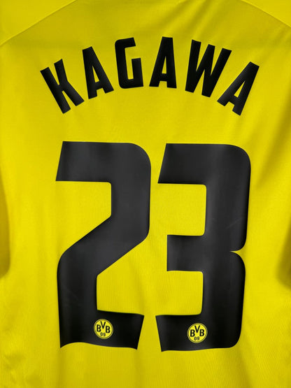 Gros plan du flocage KAGAWA 23 noir avec écussons BVB miniatures, maillot domicile 2011-2012