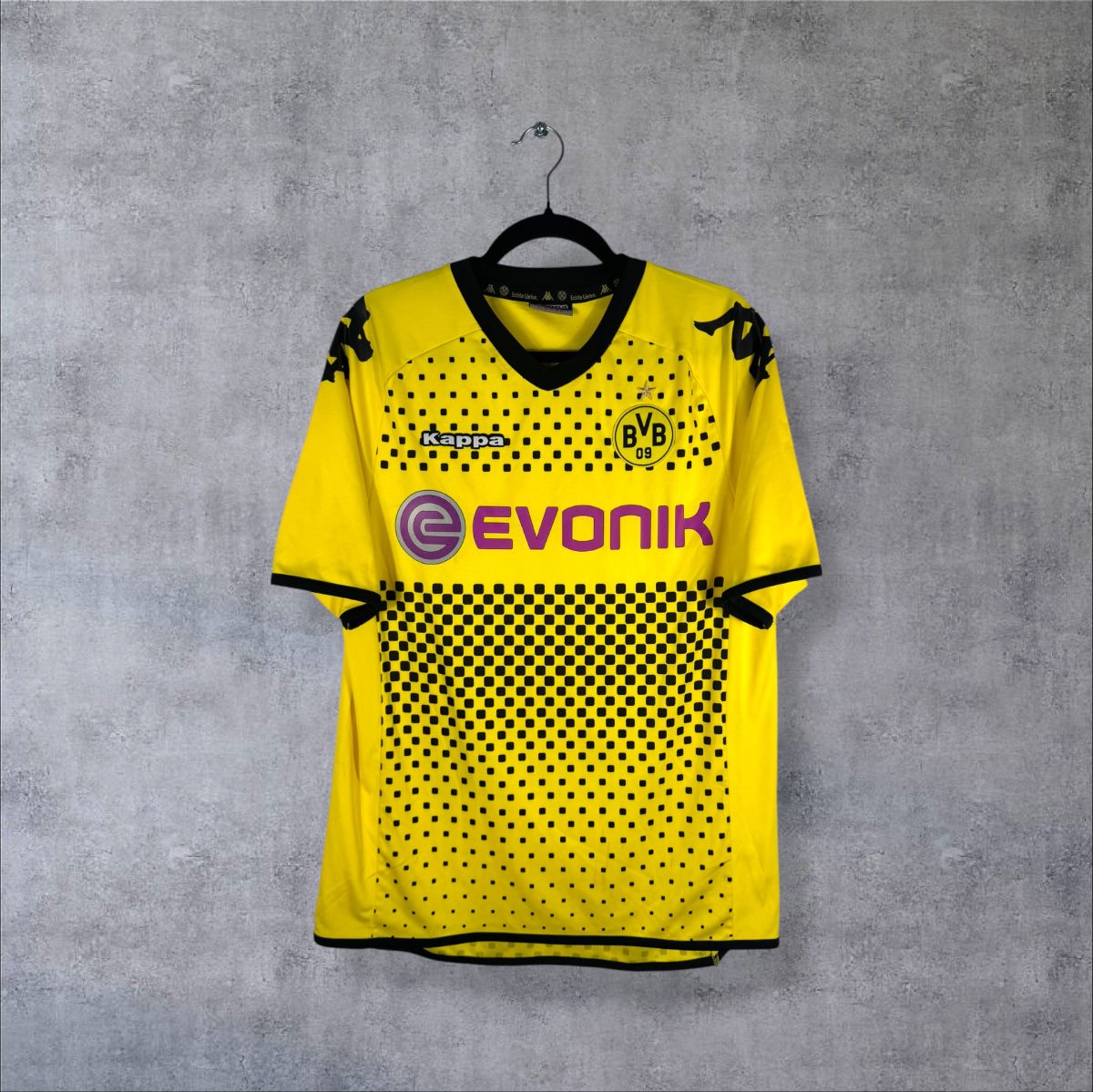 Face du maillot Borussia Dortmund 2011-2012 domicile Kappa jaune à motif de carrés noirs, sponsor Evonik