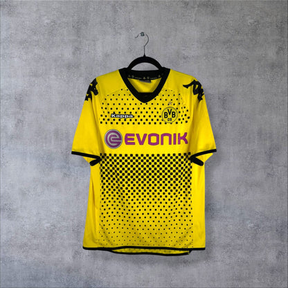 Face du maillot Borussia Dortmund 2011-2012 domicile Kappa jaune à motif de carrés noirs, sponsor Evonik