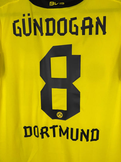 Détail flocage Gündogan 8 avec écusson BVB dans le chiffre, maillot Dortmund 2013-2014