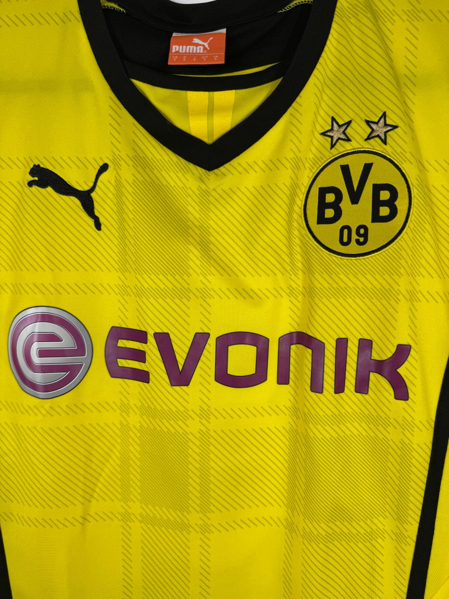 Écusson BVB 09 et deux étoiles, logo Puma et sponsor Evonik, maillot Dortmund 2013-2014