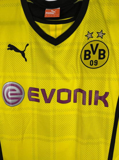 Écusson BVB 09 et deux étoiles, logo Puma et sponsor Evonik, maillot Dortmund 2013-2014