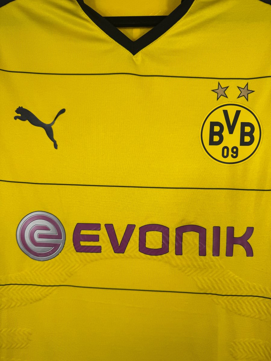 Écusson BVB 09 deux étoiles, logo Puma et sponsor Evonik, maillot Dortmund domicile 2015-2016