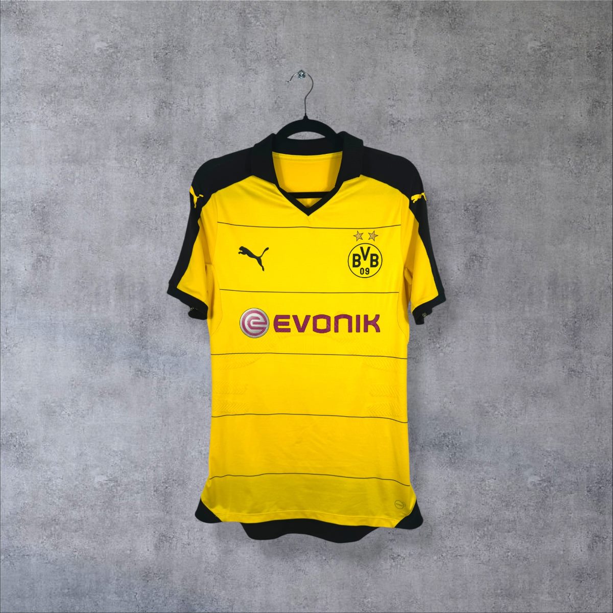 Maillot Borussia Dortmund 2015-2016 domicile de face, jaune à fines lignes noires, sponsor Evonik