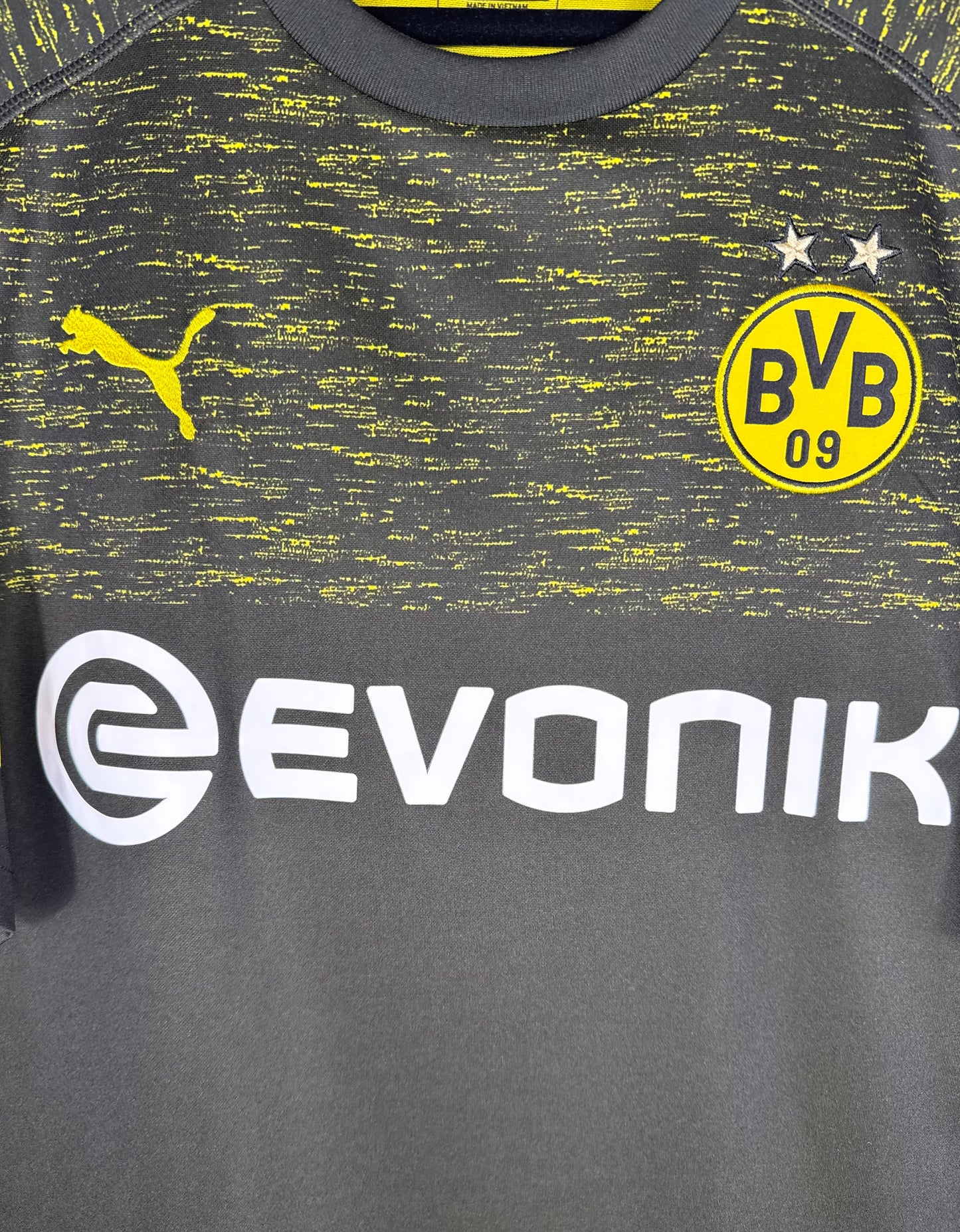 Détail de l'écusson du BVB et du logo brodé Puma 2018