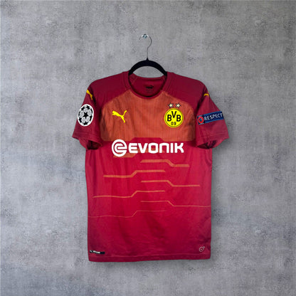 Vue de face du maillot bordeaux Borussia Dortmund 2018/19 utilisé en Coupe d'Europe.