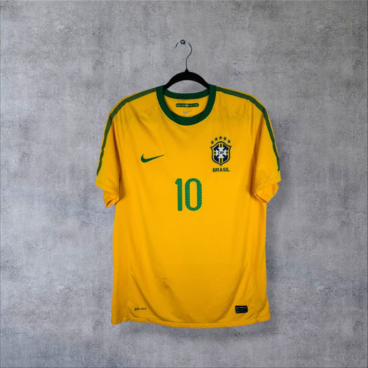 Maillot Brésil domicile 2010 Nike de face, écusson CBF et numéro 10 poitrine
