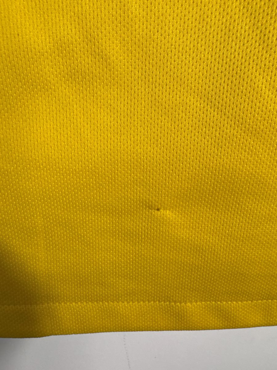 Petit accroc en bas du maillot Brésil 2018 photographié en transparence