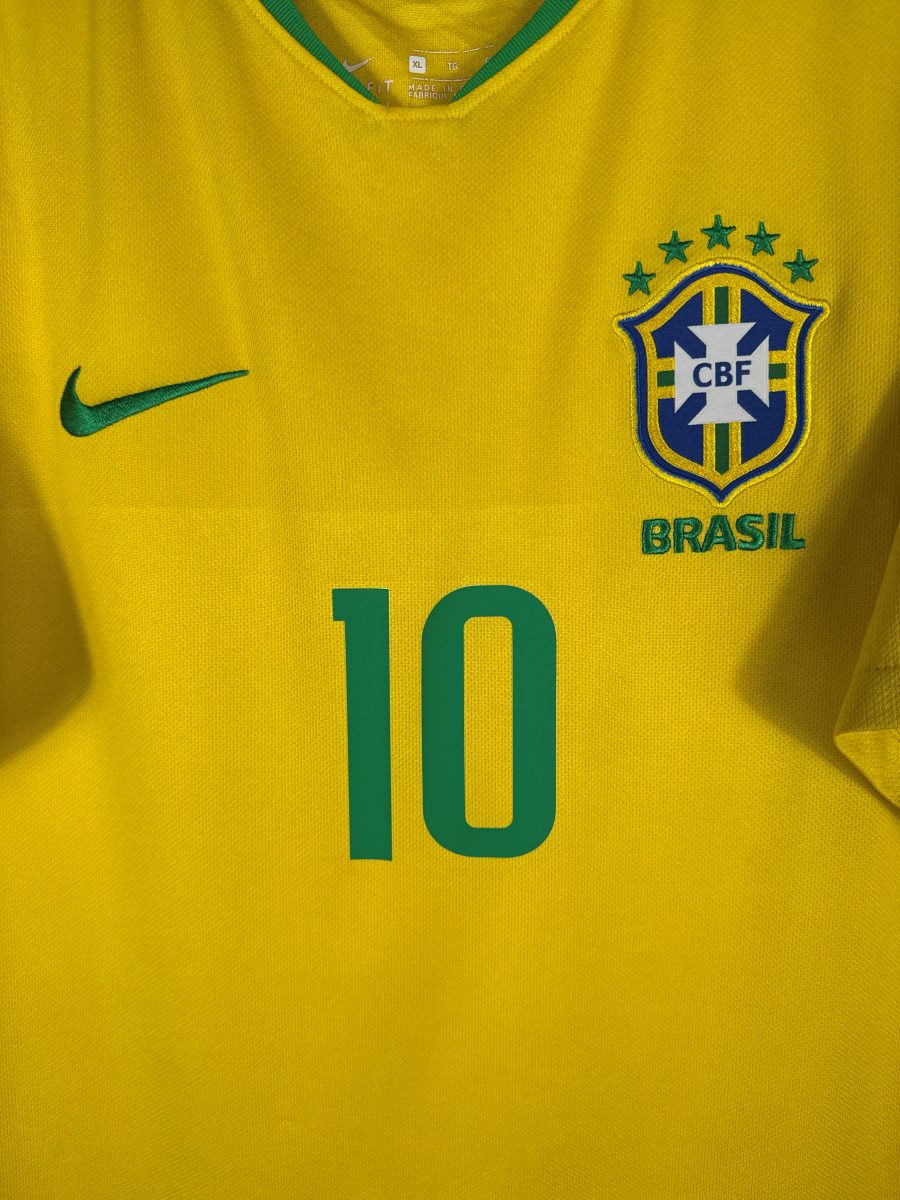 Détail écusson CBF et swoosh Nike maillot Brésil 2018 domicile