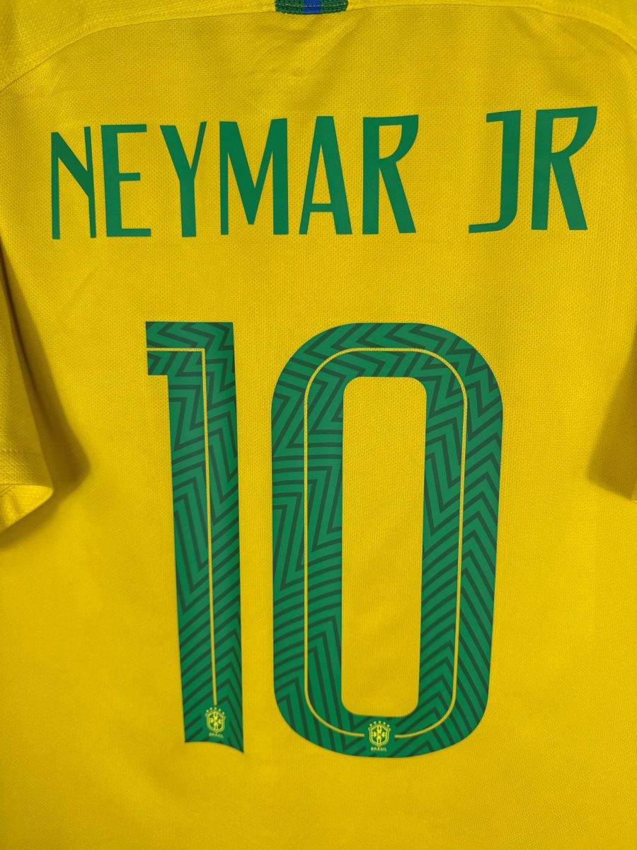 Détail flocage Neymar Jr N°10 vert police Torcida maillot Brésil 2018