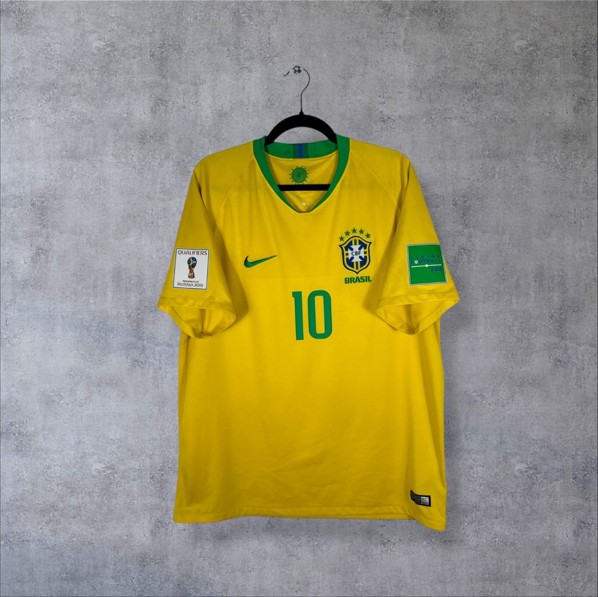 Maillot Brésil 2018 domicile jaune canari Nike vue face écusson CBF