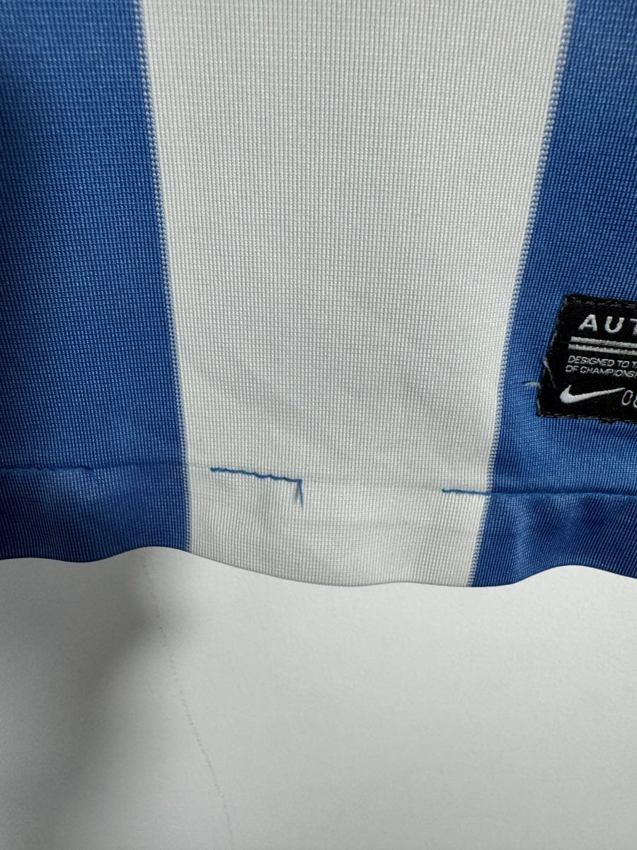 Couture d ourlet avec fil apparent et etiquette Nike Authentic