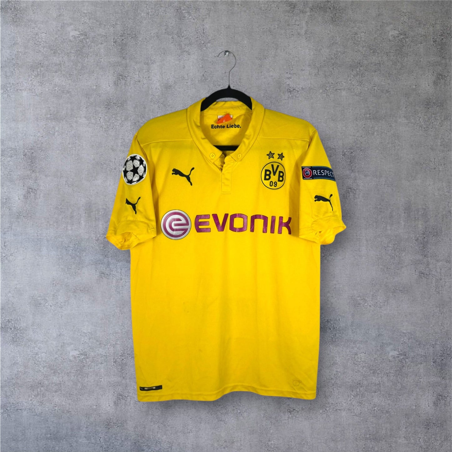 Vue de face du maillot Borussia Dortmund 2014/15 jaune avec design diagonal asymétrique.