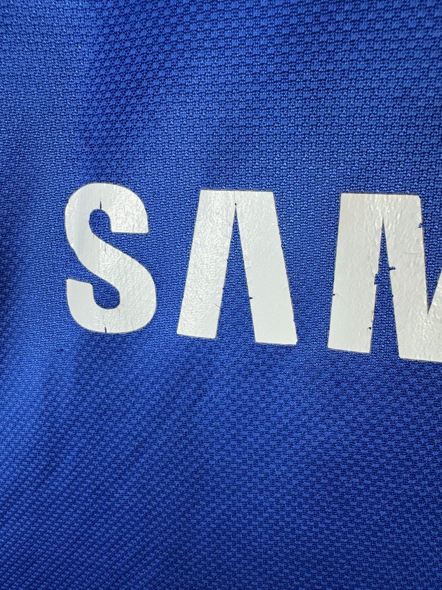 Défaut du maillot Chelsea 2008-2009 : fines craquelures dans le flocage du sponsor Samsung