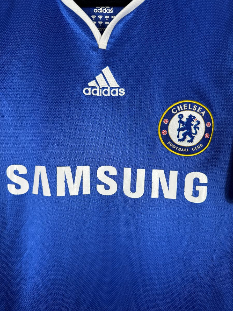 Détail de l'écusson Chelsea brodé au lion couronné et du sponsor Samsung, maillot domicile 2008-2009