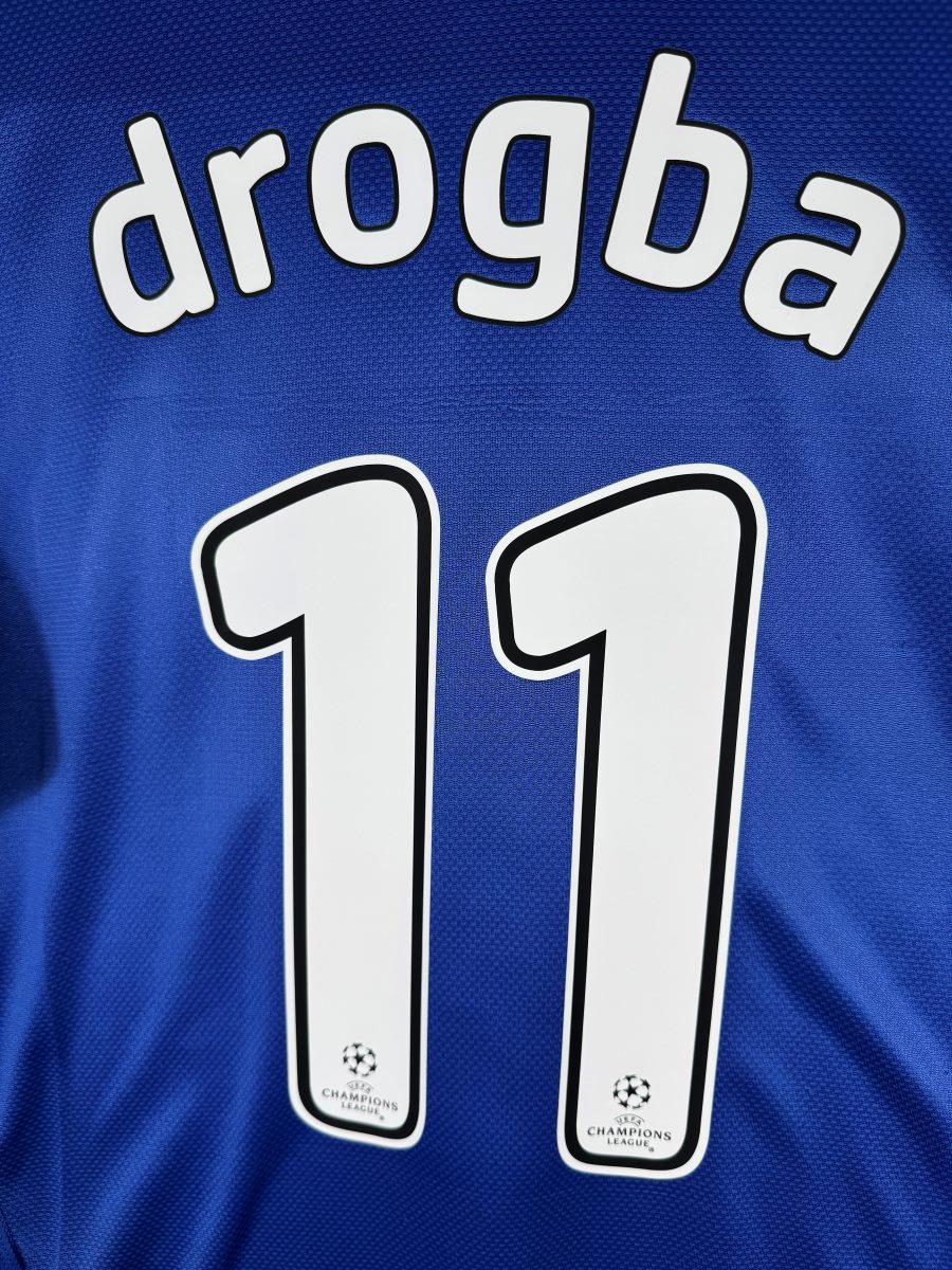 Détail flocage drogba 11 avec logo Champions League dans les chiffres, maillot Chelsea 2008-2009