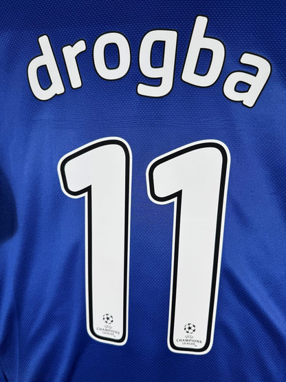 Détail flocage drogba 11 avec logo Champions League dans les chiffres, maillot Chelsea 2008-2009