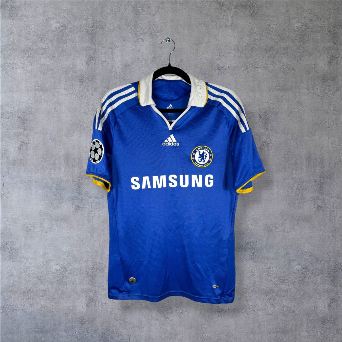 Maillot Chelsea domicile 2008-2009 adidas de face, sponsor Samsung, col blanc et liserés jaunes