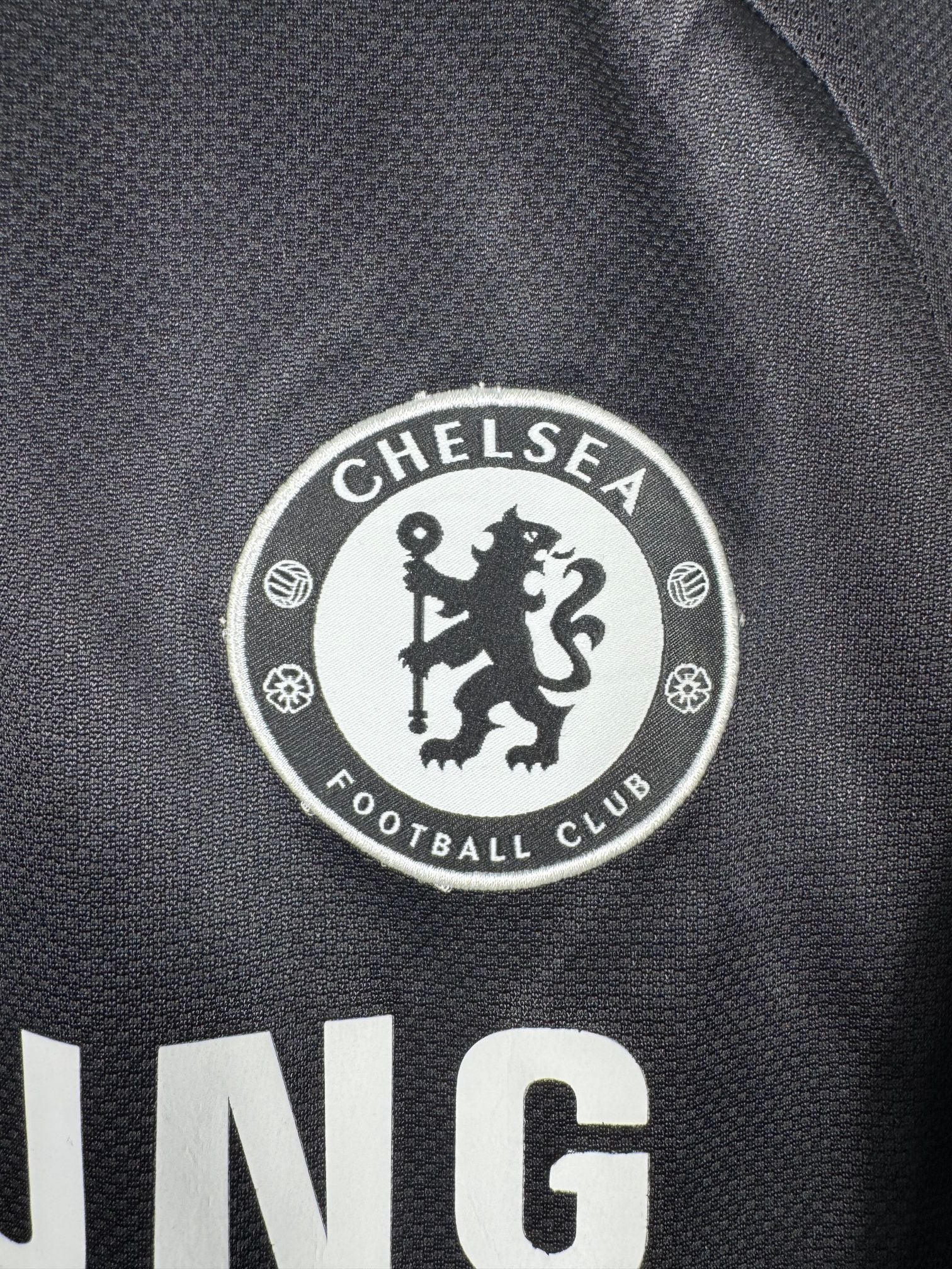 Détail de l'écusson de Chelsea et du logo Adidas