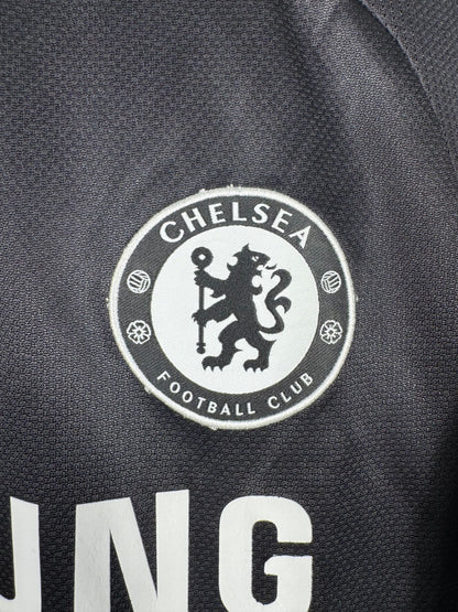 Détail de l'écusson de Chelsea et du logo Adidas
