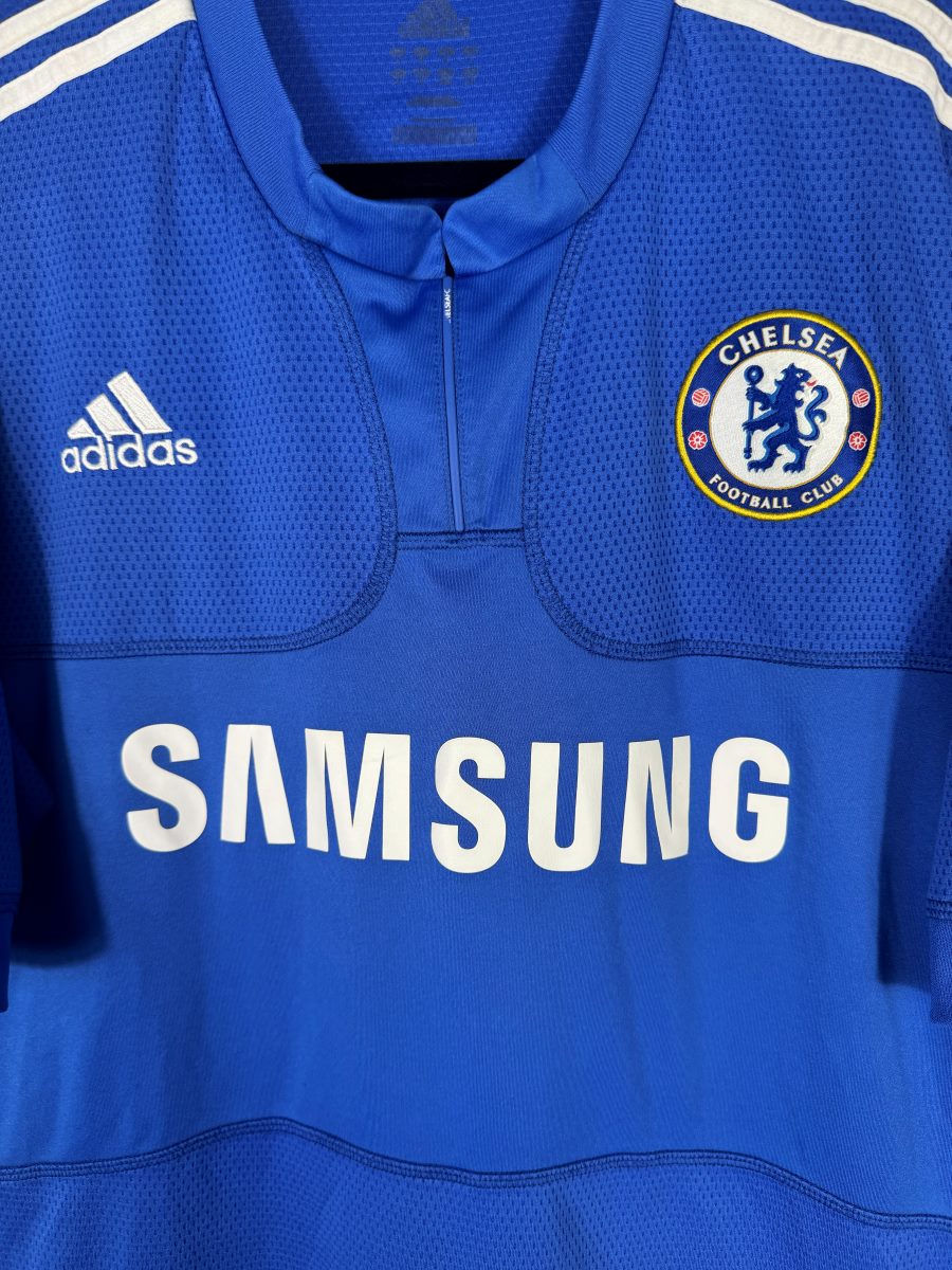 Détail écusson brodé Chelsea Football Club, logo adidas et col zippé sur le maillot 2009-2010