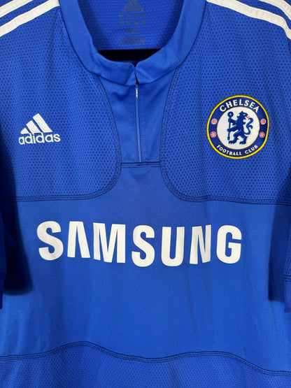 Détail écusson brodé Chelsea Football Club, logo adidas et col zippé sur le maillot 2009-2010