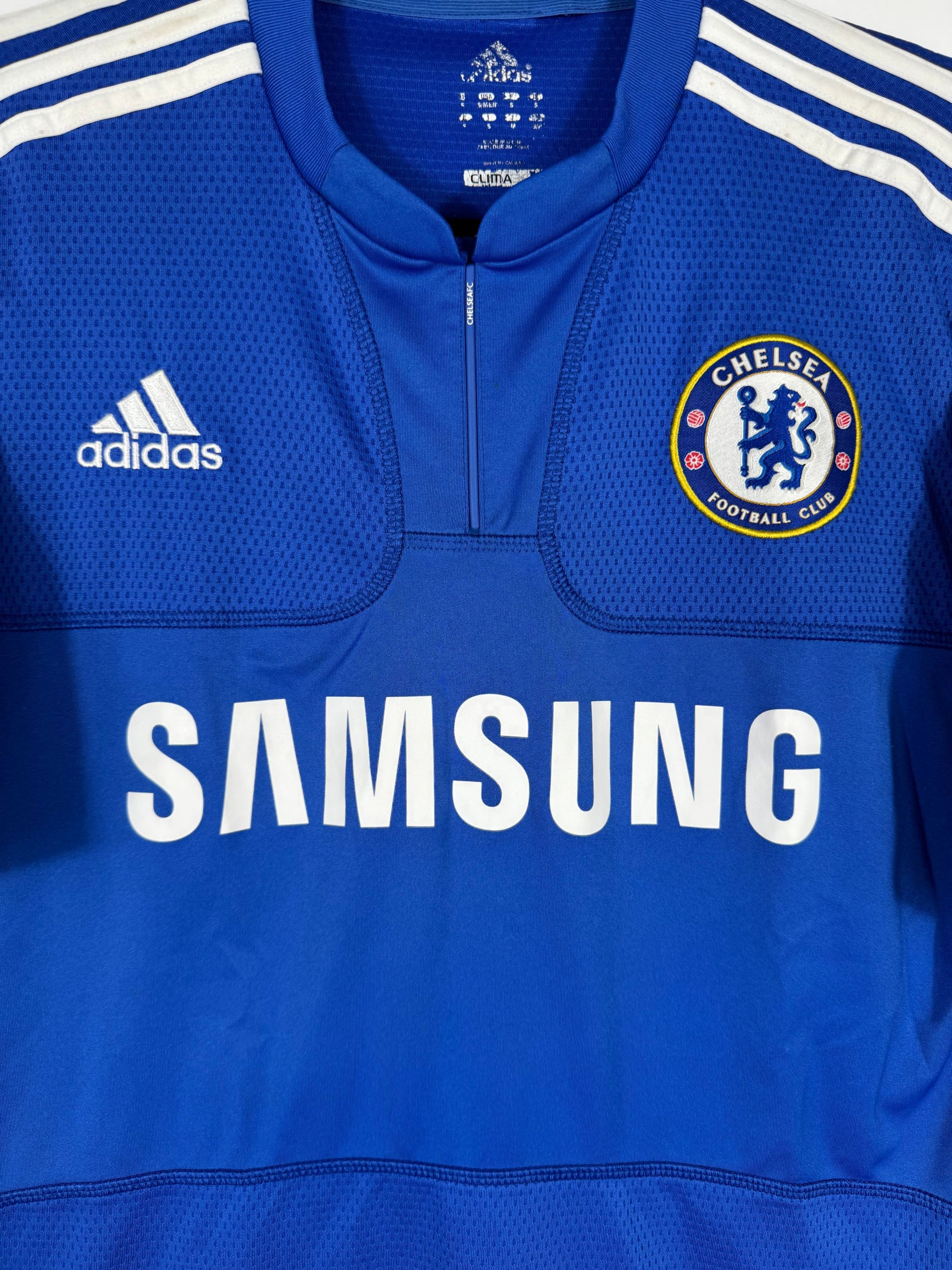Détail de l'écusson de Chelsea et du logo Adidas