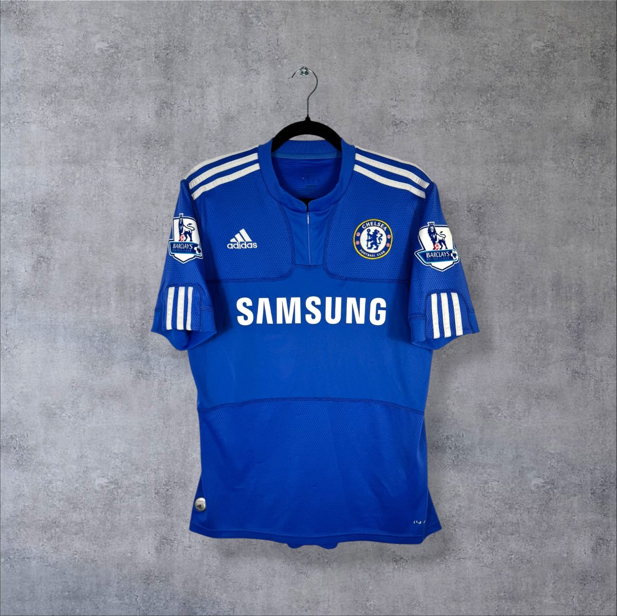 Maillot Chelsea domicile 2009-2010 adidas bleu de face, col zippé, sponsor Samsung