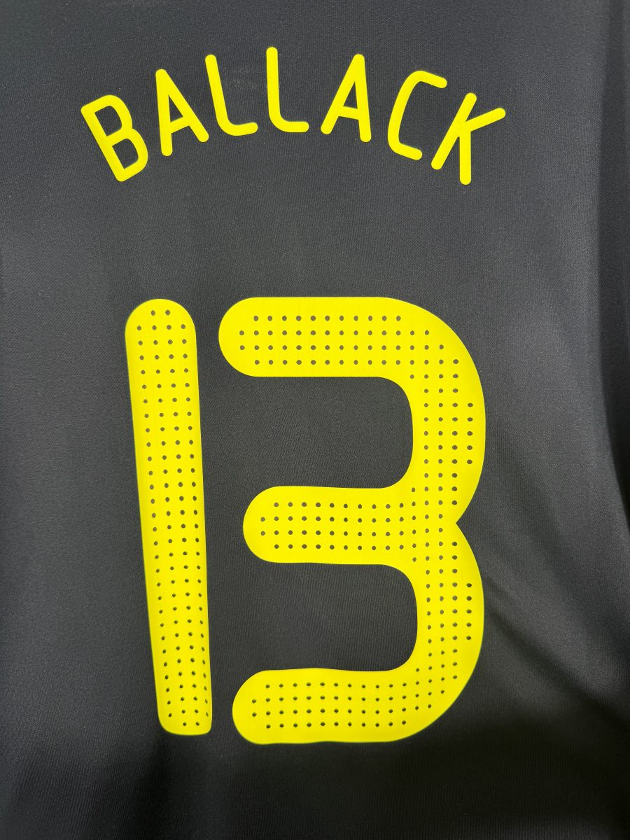 Détail du flocage jaune Ballack 13 à chiffres ajourés, maillot Chelsea extérieur 2009-2010