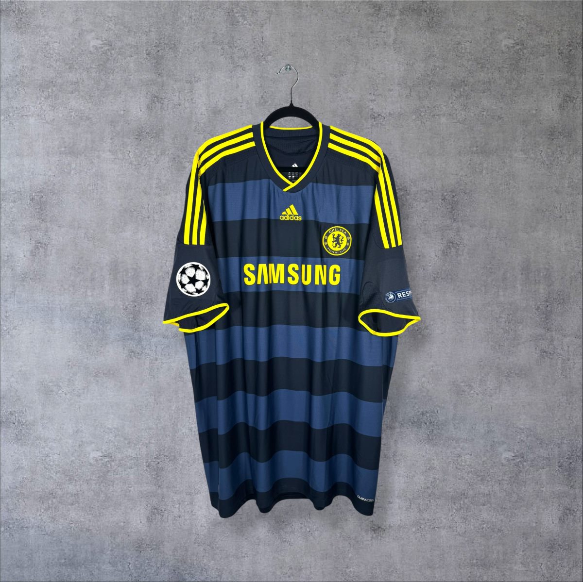 Maillot Chelsea 2009-2010 extérieur de face, cerceaux bleu nuit et bleu gris, trois bandes jaunes, sponsor Samsung