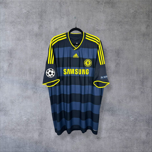 Maillot Chelsea 2009-2010 extérieur de face, cerceaux bleu nuit et bleu gris, trois bandes jaunes, sponsor Samsung