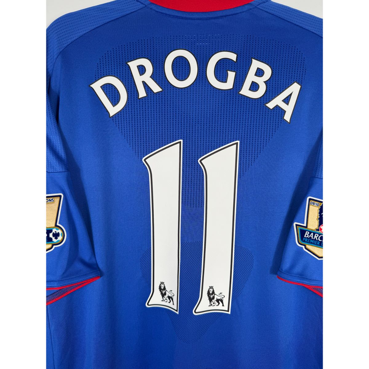 Détail de la typographie du flocage sur le numéro 11 de Didier Drogba