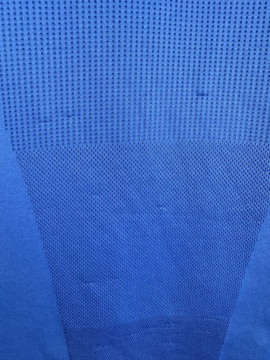 Léger accroc à peine visible sur le maillot Chelsea domicile 2010-2011
