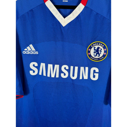 Détail de l'écusson de Chelsea et du logo Adidas
