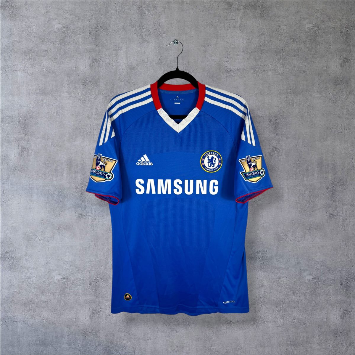 Maillot Chelsea domicile 2010-2011 adidas bleu de face, col rouge et blanc, sponsor Samsung