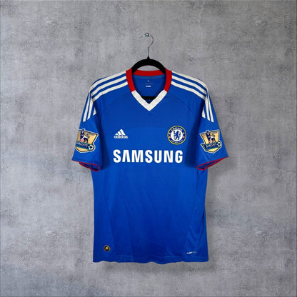 Maillot Chelsea domicile 2010-2011 adidas bleu de face, col rouge et blanc, sponsor Samsung