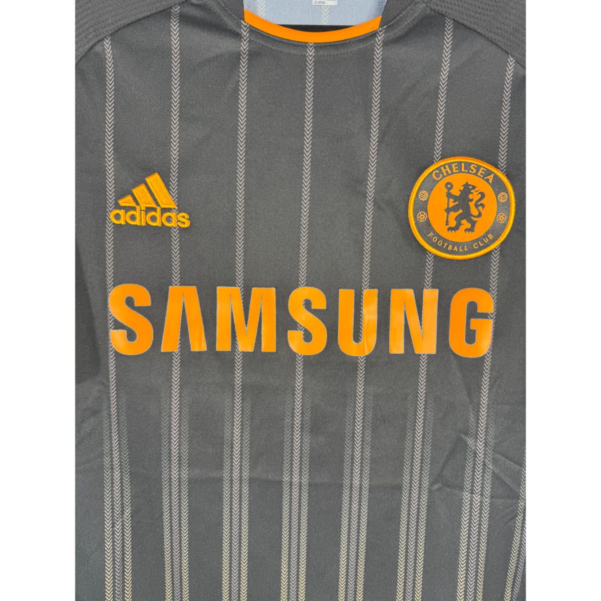 Détail de l'écusson de Chelsea et du logo Adidas