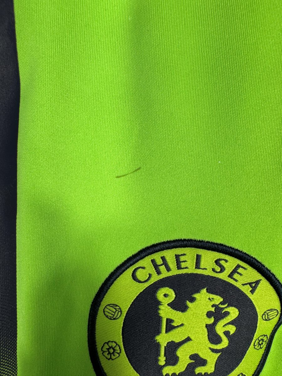 Petite trace à peine visible au-dessus de l'écusson maillot Chelsea third 2010-2011