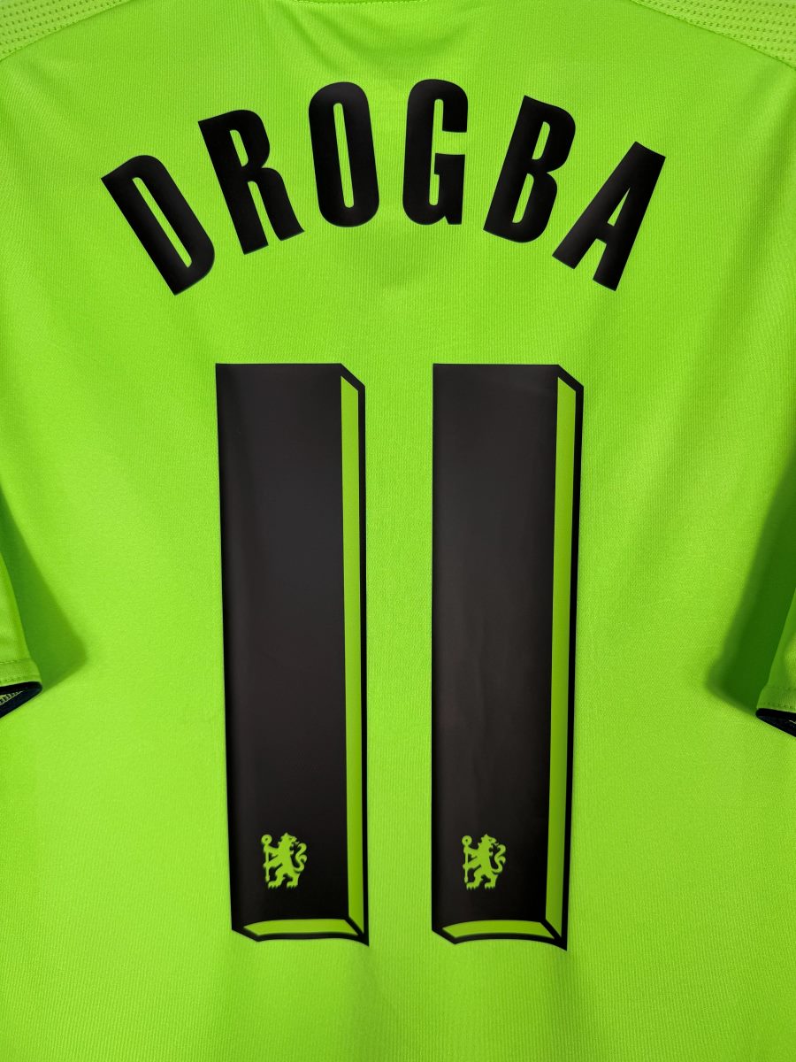 Détail flocage Drogba N°11 maillot Chelsea third vert fluo 2010-2011