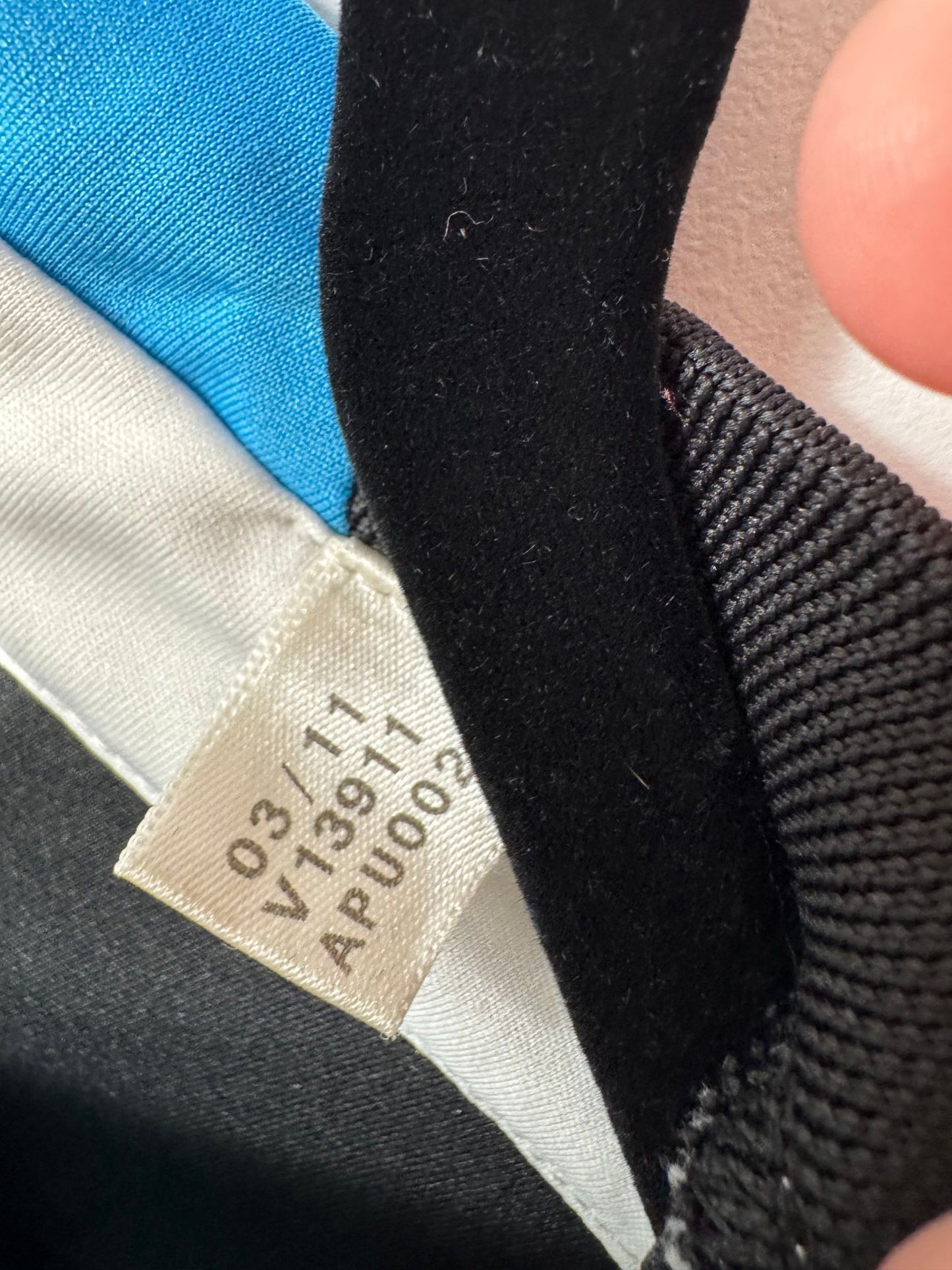 Étiquette d'authenticité avec code Adidas V13911 prouvant l'originalité du maillot