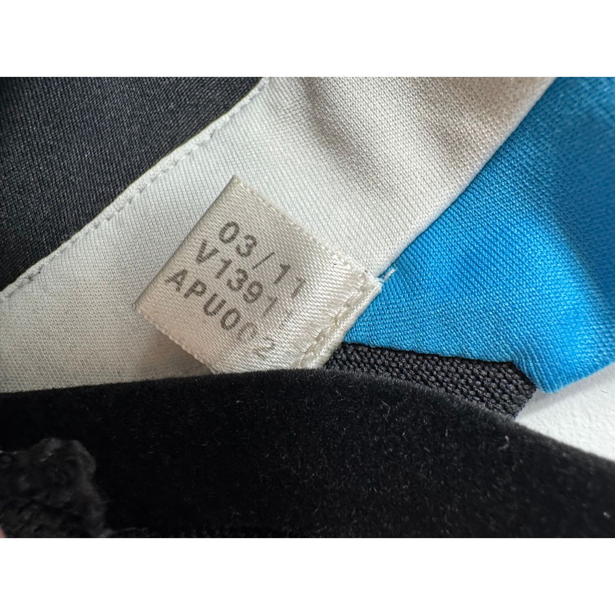 Étiquette d'authenticité avec code Adidas V13911 prouvant l'originalité du maillot
