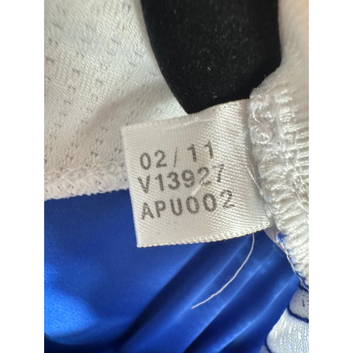 Étiquette d'authenticité avec code Adidas V13927 prouvant l'originalité du maillot