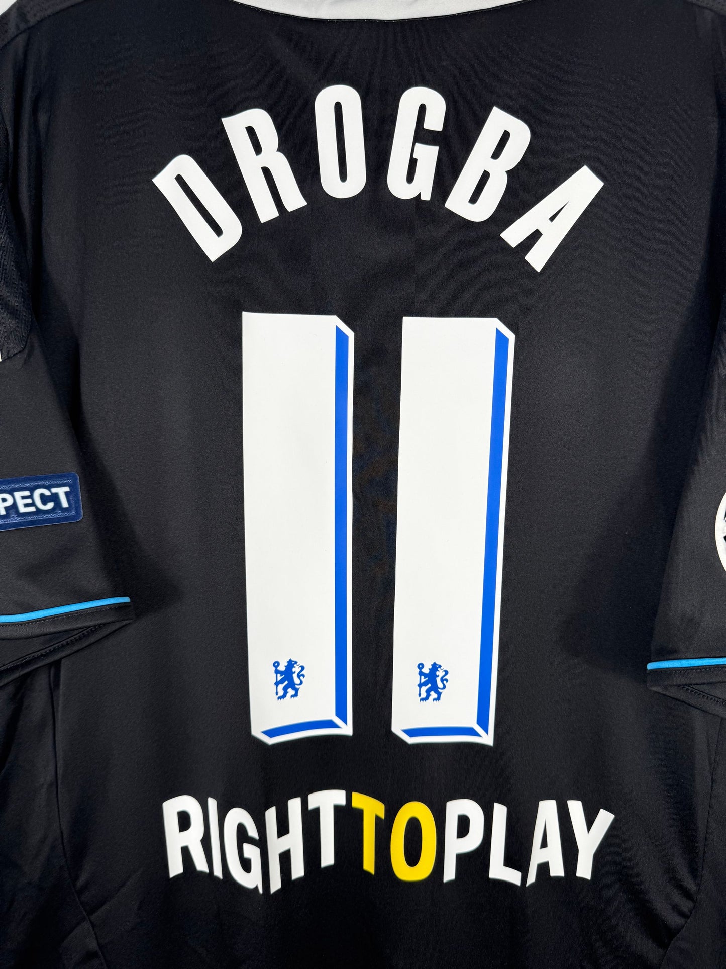 Détail de la typographie du flocage sur le numéro 11 de Didier Drogba