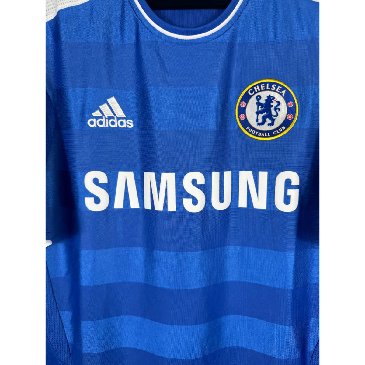Détail de l'écusson de Chelsea et du logo Adidas