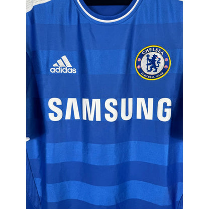Détail de l'écusson de Chelsea et du logo Adidas