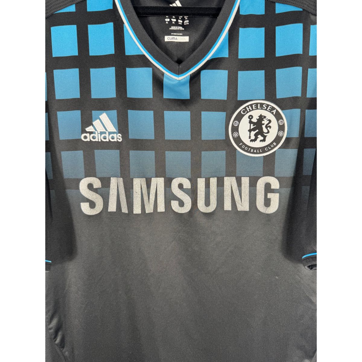 Détail de l'écusson de Chelsea et du logo Adidas