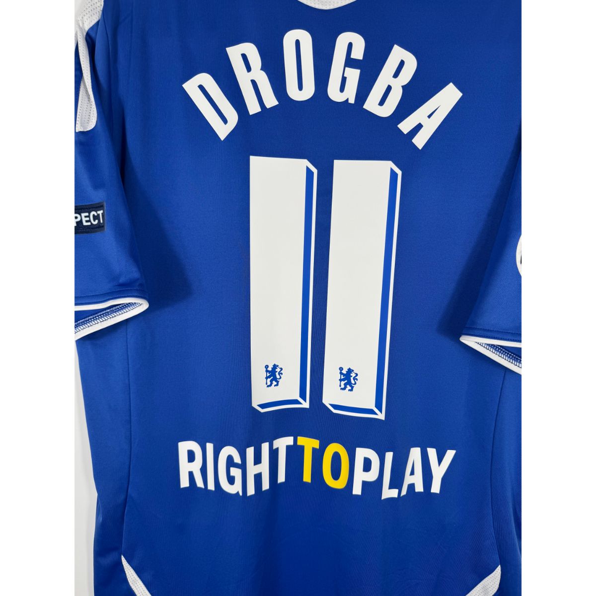 Détail de la typographie du flocage sur le numéro 11 de Didier Drogba