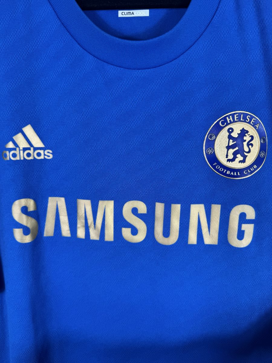 Detail de l ecusson dore de Chelsea et du sponsor Samsung